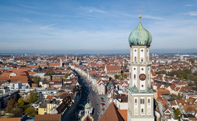 Augsburg mit Basilika St. Ulrich und Afra im Vordergrund