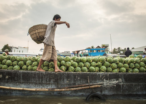 Comerciante en el río Mekong. Mercado flotante. Vietnam