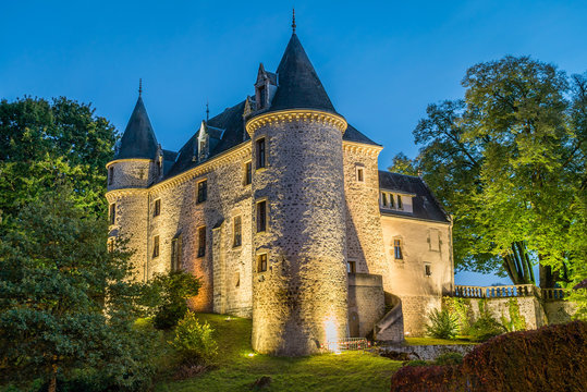 Nieul castle at night