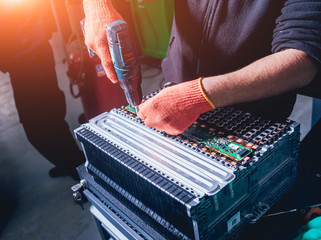 Charging the batteries of the elecric motor. Disassembling the battery of an electric vehicle engine