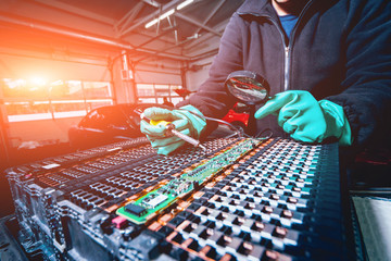 Charging the batteries of the elecric motor. Disassembling the battery of an electric vehicle engine