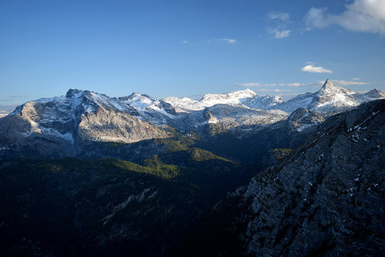 Blick auf das herbstlich verschneite Steinerne Meer mit Funtenseetauern, Selbhorn und Sch&ouml;nfeldspitze, Nationalpark Berchtesgaden, Bayern und &Ouml;sterreich