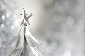Fototapeta na wymiar 銀色のクリスマスツリー