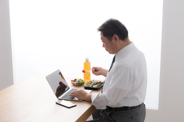 ビジネスマン　食事　お弁当　