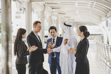 Obraz premium Business people shaking hands, finishing up meeting deals. Business concept.