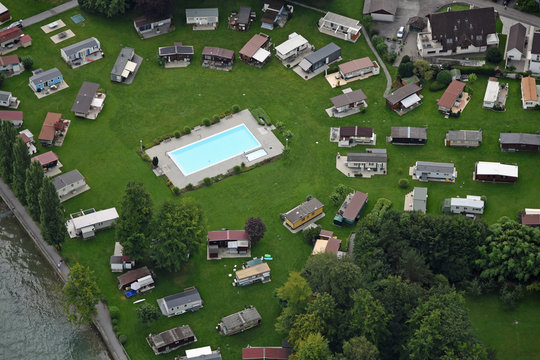 Luftaufnahme eines Campingplatzes mit Schwimmingpool im Mittelpunkt im schweizerischen Steinach am Bodensee