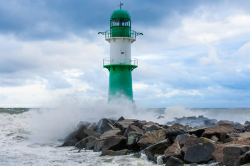 der Leuchtturm auf der Westmole in Warnemünde ( Deutschland ), in der Ostsee

