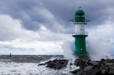 der Leuchtturm auf der Westmole in Warnemünde ( Deutschland ), in der Ostsee
