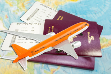 avion sur passeports avec cartes d'accès à bord, concept voyages par avion 