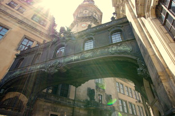 Piękne barokowe przejście pomiędzy Katedrą Świętej Trójcy a Hausmannsturm w promieniach słońca - Drezno, miasto królów - obrazy, fototapety, plakaty