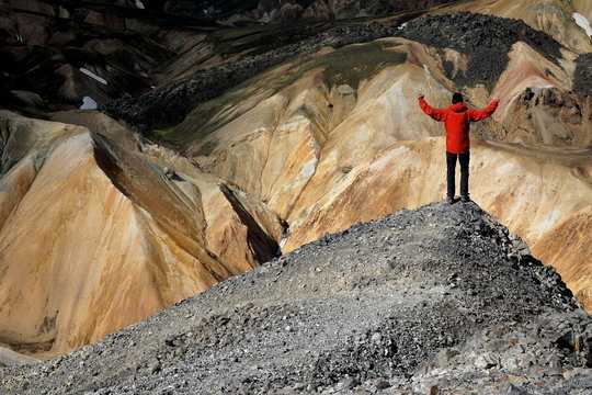 Trekking in Island, Person mit Freude am Gipfel