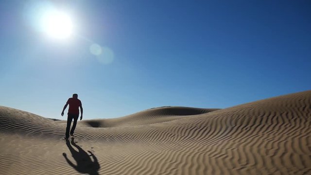 Deserto del Sahara passeggiata di Paolo Goglio sulle dune