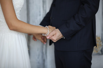 Жених и невеста держаться за руки © vasilaleksandrov