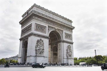 Fototapeta na wymiar French people and foreigner travlers walk visit Arc de triomphe de l'Etoile or Triumphal Arch of the Star at Place Charles de Gaulle