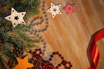  красивый рождественский фон с новогодними украшениями и елью на деревянном фоне      