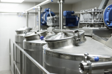 Tanks for mixing liquids with wide mouths.