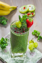 Green kale and grapes smoothie
