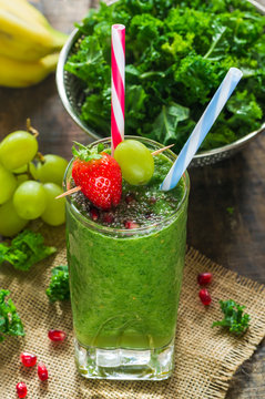 Green kale and grapes smoothie