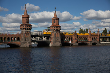 Fototapeta na wymiar Berlin Oberbaumbrücke