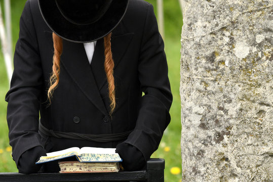 Orthodox Jewish prays, jews, judaism, hasidim