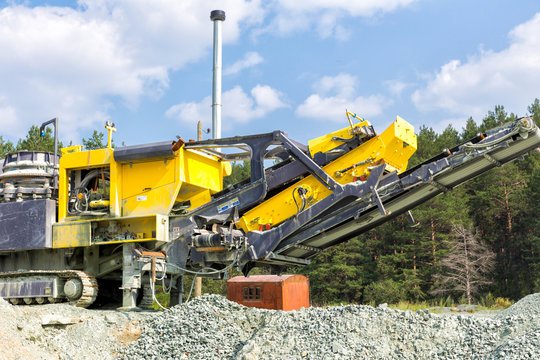 Mining and processing plant for processing crushed stone, sand and gravel