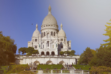 Fototapeta premium Ludzie chłodzą się przed kościołem Sacre Coeur w Paryżu.