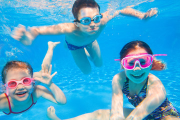 Obraz na płótnie Canvas little children swimming in pool