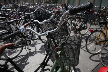 Fototapeta na wymiar Parking à vélos sur la place Kongens Nytorv de Copenhague, Danemark