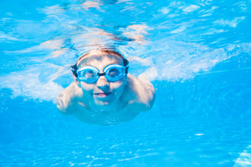 Naklejka premium little boy swimming in pool