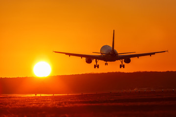 Fototapeta na wymiar Flugzeug Flughafen Luftfahrt Sonne Sonnenuntergang Ferien Urlaub Reise reisen