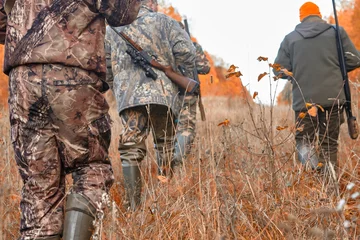  groep jagers tijdens de jacht in bos © gsshot