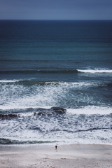 Una persona davanti l'oceano