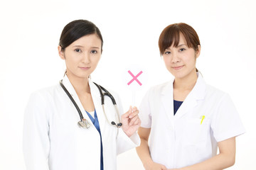 Fototapeta premium 禁止の意思表示をする医療スタッフ