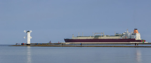 GAS CARRIER - LNG Tanker is flowing to the sea   © Wojciech Wrzesień