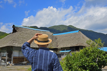 田舎暮らしを楽しむ甚平姿のシニア