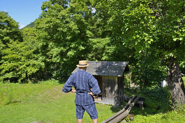 田舎でバッタリ小屋を散策するシニア