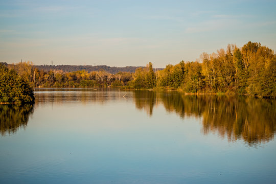 Dans le Grand Parc de Miribel Jonage &agrave; l'automne
