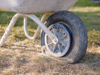 Une roue de brouette dégonflée