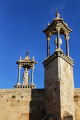Fototapeta premium Stone bridge under blue sky in Valencia