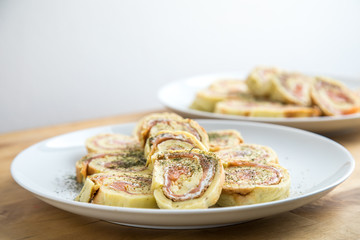 Lachsrollen mit Räucherlachs, Frischkäse und Pfannkuchen auf Teller