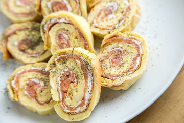 Lachsrollen mit Räucherlachs, Frischkäse und Pfannkuchen auf Teller