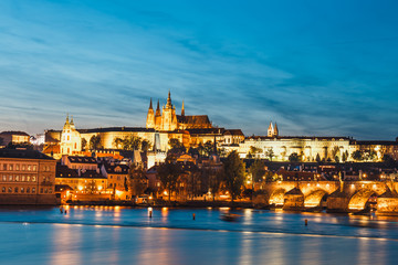 Fototapeta na wymiar view of historical center of Prague durin beautiful sunset with castle, Hradcany, Czech Republic