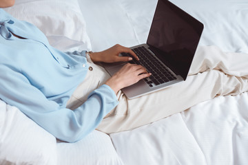 Naklejka premium businesswoman using laptop in hotel room