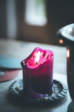 Brennende violette Kerze, Textfreirau