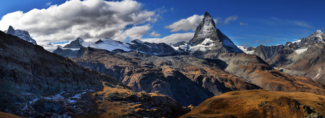 Geweldig uitzicht op de panoramabergketen bij de Matterhorn in de Zwitserse Alpen