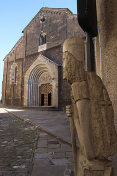Berceto, duomo di San Moderanno con statua del pellegrino