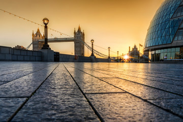 Das Südufer vor der Tower Bridge in London, Großbritannien, bei Sonnenaufgang