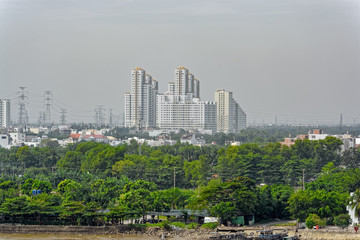 Fototapeta premium Pejzaż miejski i widok na rzekę w Ho Chi Minh City (Sajgon). Wietnam, Azja Południowo-Wschodnia