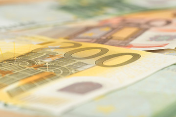 Nahaufnahme von vielen Euro Geldscheinen