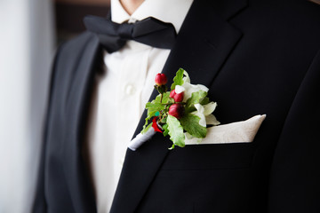 Wedding boutonniere on suit of groom - obrazy, fototapety, plakaty